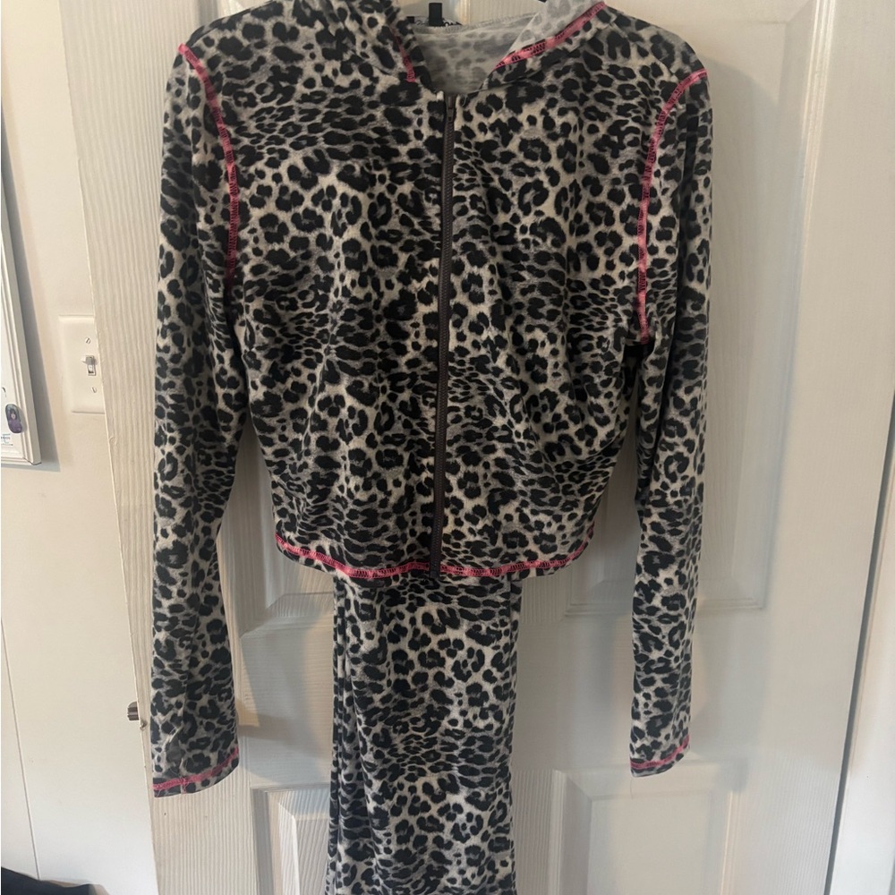 Fashion Nova Black & Grey leopard tracksuit with thumb holes